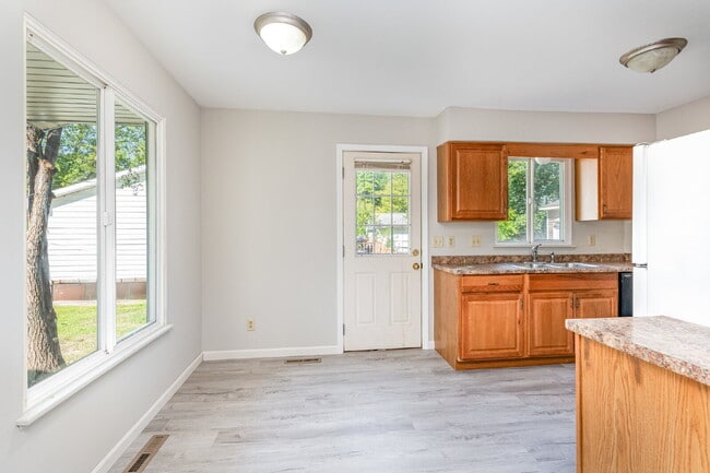 Building Photo - Updated 2-bedroom Duplex at $1150/month