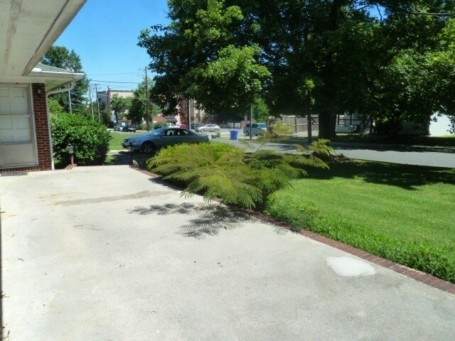 Foto del edificio - Walk to Campus! Incredible location, amazing space in this sprawling 4br home in downtown Chapel ...