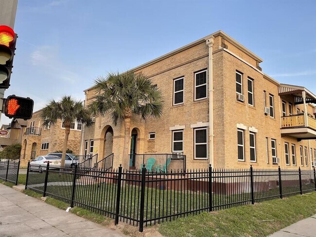 Building Photo - 725 Broadway Ave