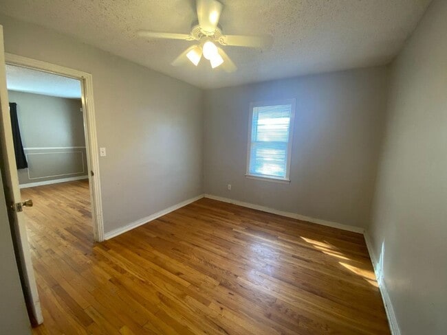 Building Photo - Come see this 2 bed, 1 bathroom spacious h...