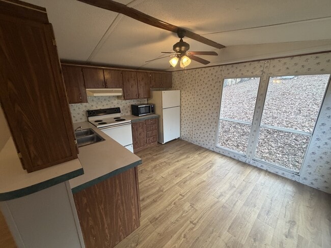 Building Photo - 1415 Eastview Rd