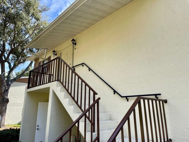 Building Photo - Elegant 2 bed 2 bath 55+ Condominium in Bradenton: Fully Furnished Annual Rental - Impeccably Mai...