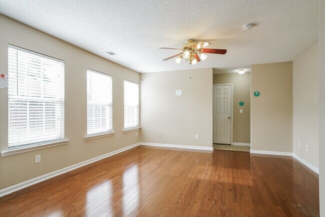 Foto del edificio - 3344 Marshlane Way