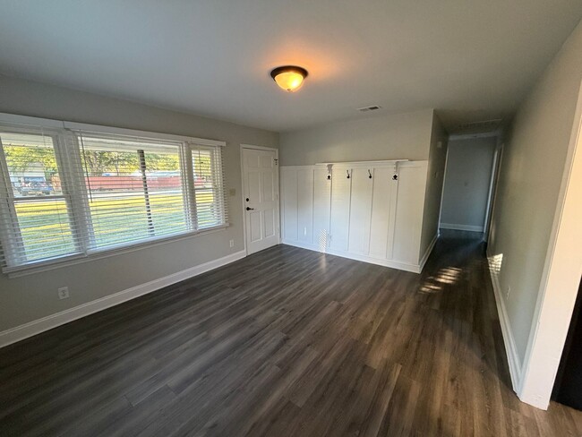 Building Photo - Lovely Two Bedroom Home in Hemby Acres!