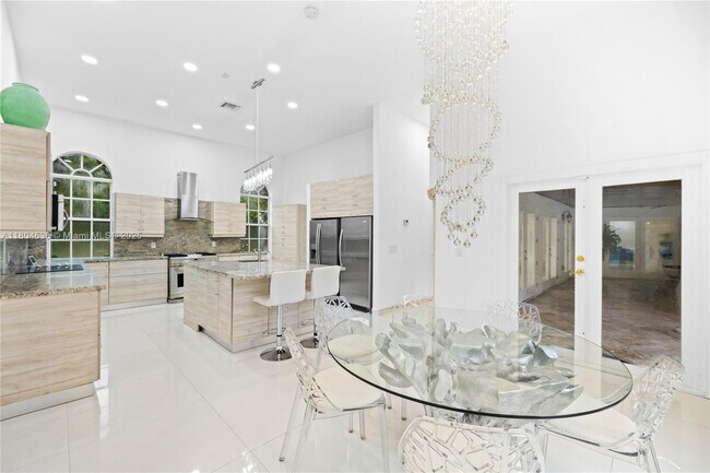 Foto del edificio - 12300 Old Cutler Rd