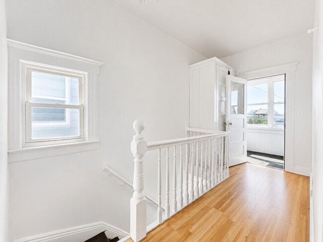 ¡Segundo piso privado! - 22 Harrison Ave