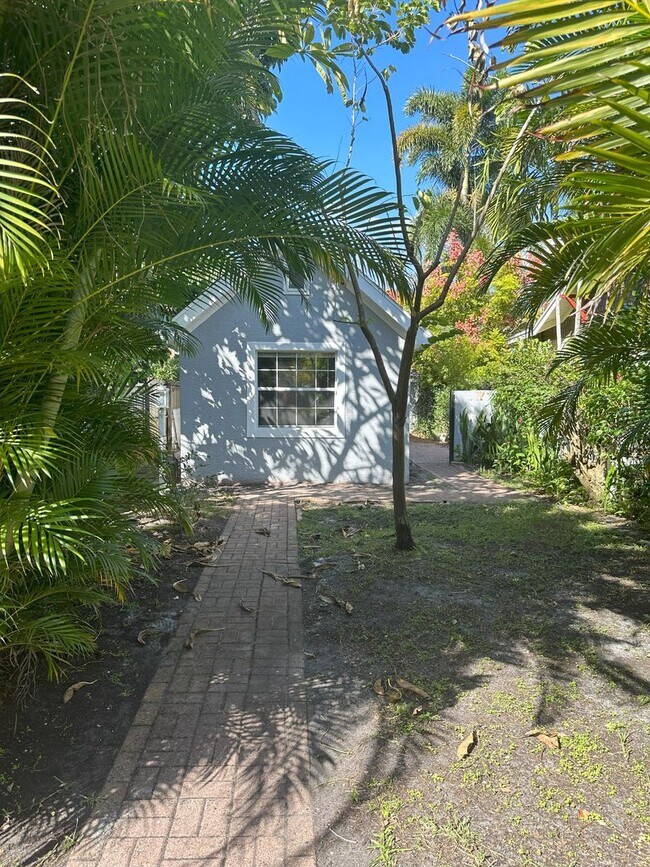 Building Photo - One bedroom, one bath beautiful home near Crescent Lake- move in now- 1/2 off first month rent an...