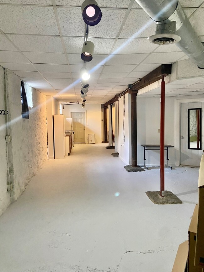 Building Photo - 400 19th Ave S