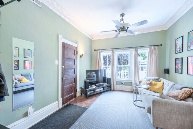 Foto del edificio - 1747 W Newport Ave