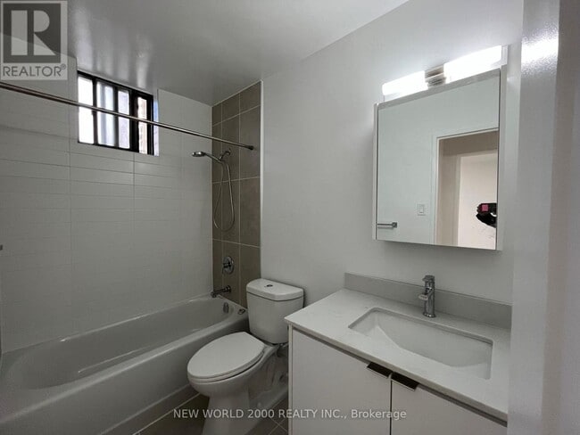 Building Photo - 101 Roehampton Ave