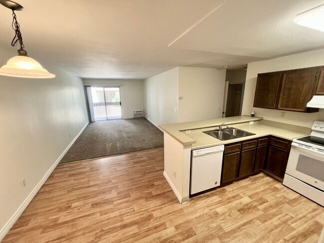 Building Photo - Mission Valley Condo for Rent | 1 Bed • 1 Bath | Resort-Style Community