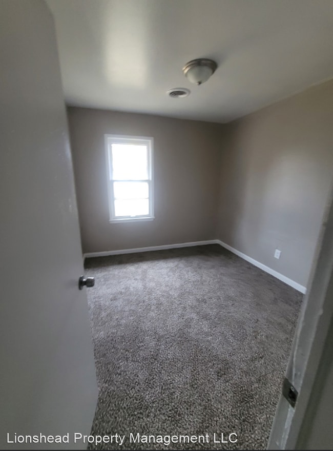 Building Photo - 4 br, 1.5 bath House - 3000 SW 37th St.