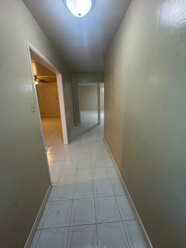 Building Photo - 302 Huisache Dr