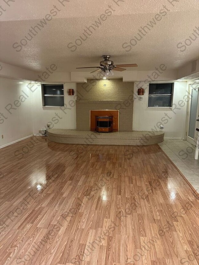 Building Photo - Spacious 3 bedroom, 2 bathroom home