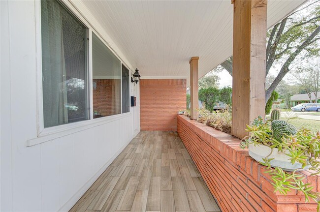 Foto del edificio - 6026 Clarewood Dr