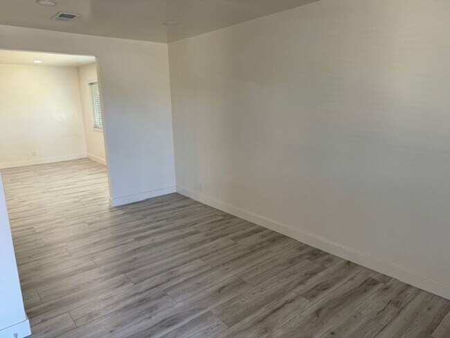 Foto del edificio - 3329-3331 Routier Rd