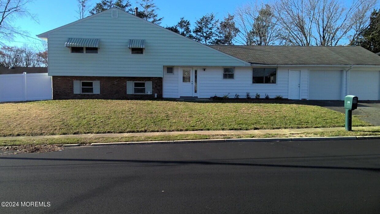 Primary Photo - 1015 Eton Way