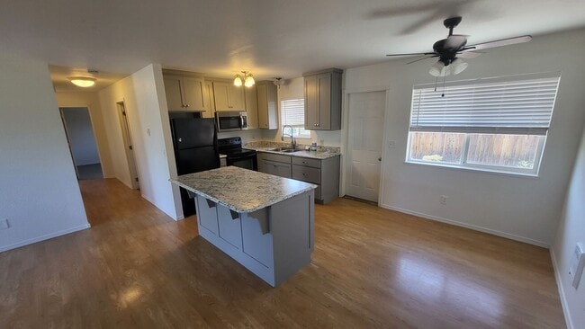 Building Photo - 3 Bed 2 Bath - Single Level - Fenced - 2 C...