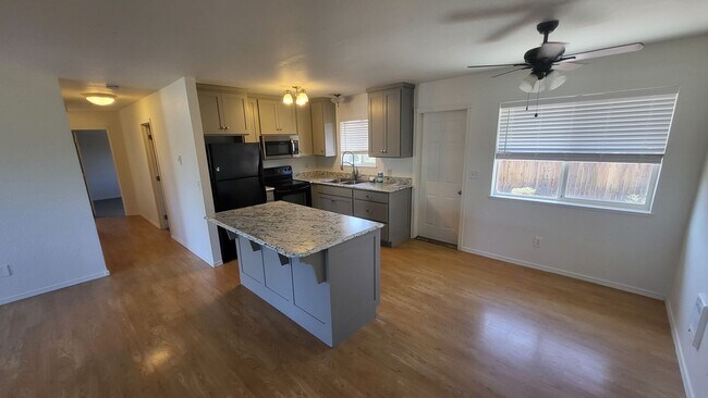 Foto del edificio - 3 Bed 2 Bath - Single Level - Fenced - 2 C...