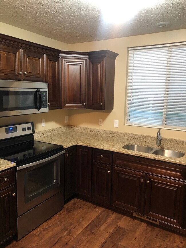 Foto del edificio - Newer Construction Home