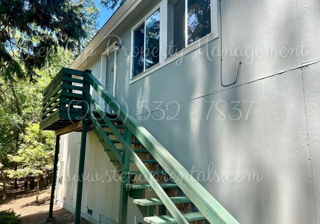 Foto del edificio - Modern Mountain Living: 3-Bedroom Home with Yard, Storage, and More!