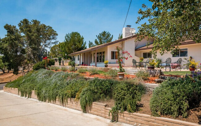 Foto del edificio - Stylish 3-Bed + Office Retreat with Sweepi...