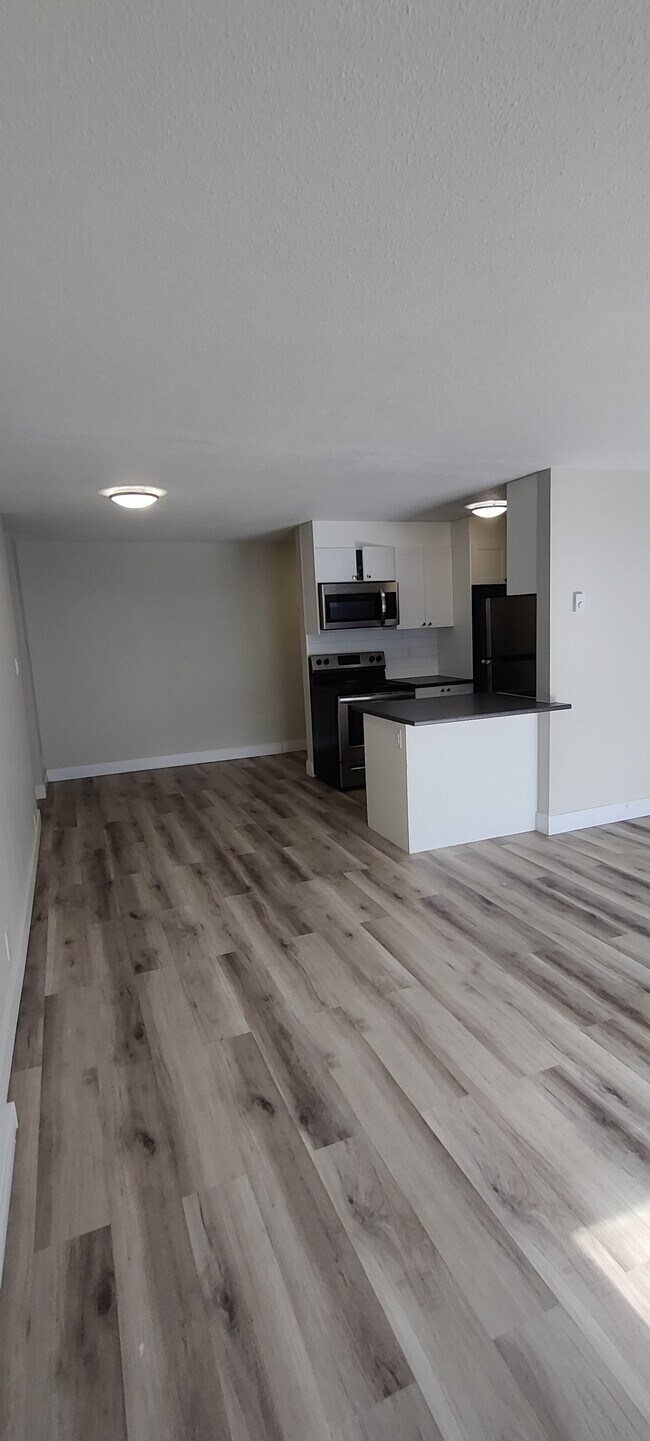 Photo du bâtiment - Spacious 3BR Apartment with Modern Finishes & Bright Open Layout