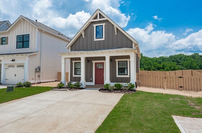Building Photo - One Bedroom, no shared walls, fenced backy...