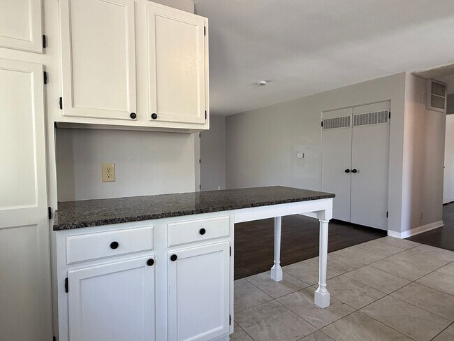 Foto del edificio - 2 bedroom 1 bath with carport in Washburn Rural School district