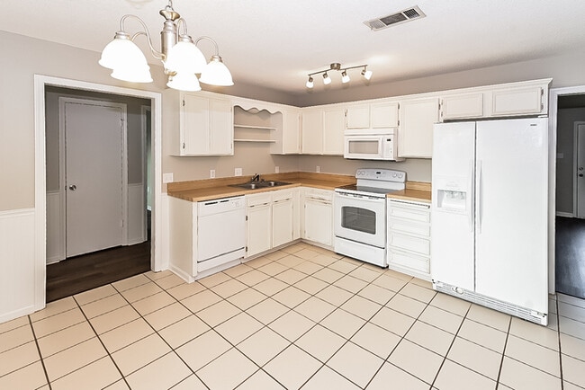 Building Photo - 3 Bedroom on Silverbrook Drive