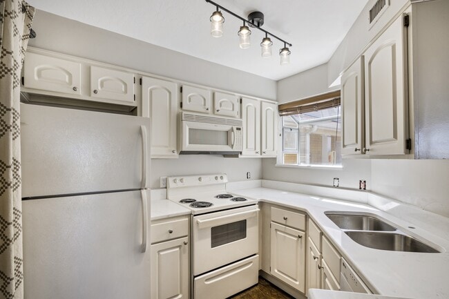 Building Photo - 650 Island Club Ct