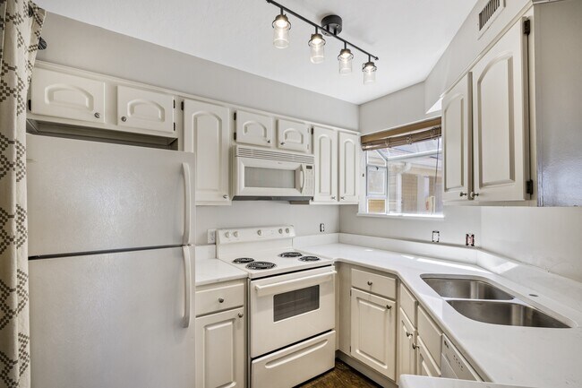 Foto del edificio - 650 Island Club Ct