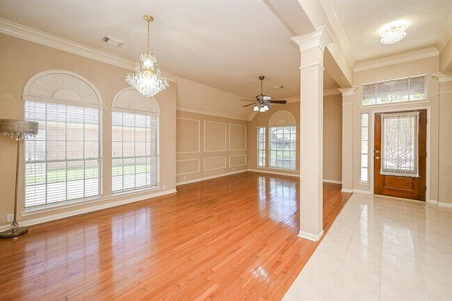 Foto del edificio - 1335 Remington Crest Dr