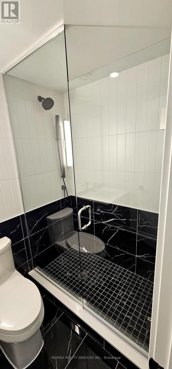 Photo du bâtiment - 327 King St W