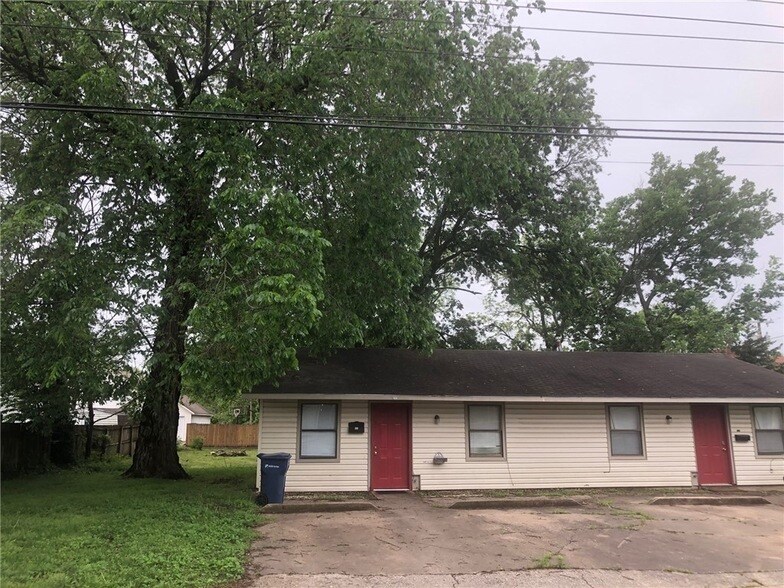 Primary Photo - 300-302 W Benton St