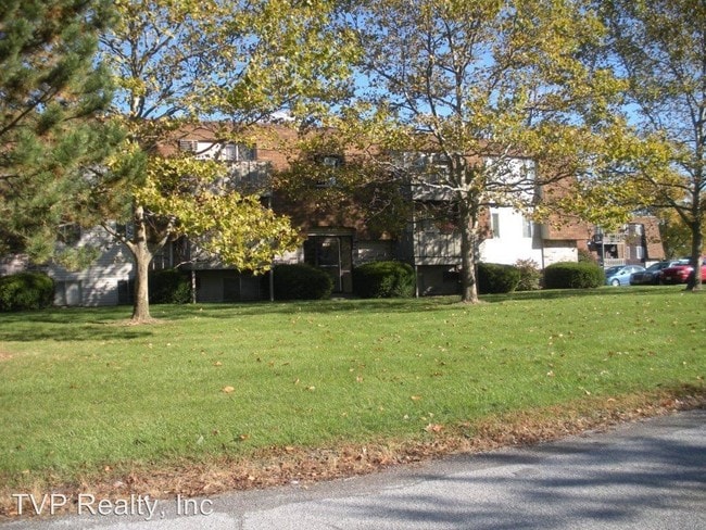 Building Photo - 1442 W River Rd N