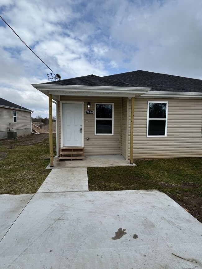 Building Photo - 714 Columbus St