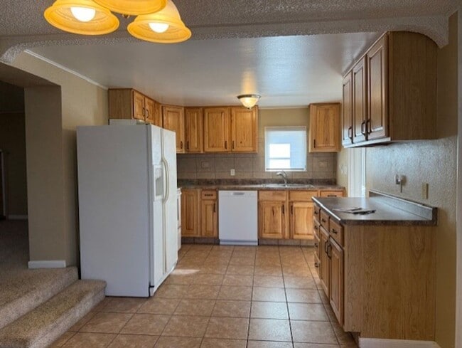 Building Photo - House For Lease