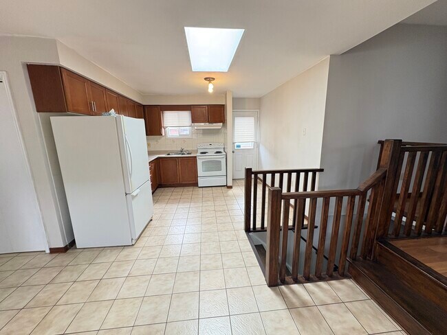 Photo du bâtiment - Fabulous 3 plus Den Single Family Home on East Mountain