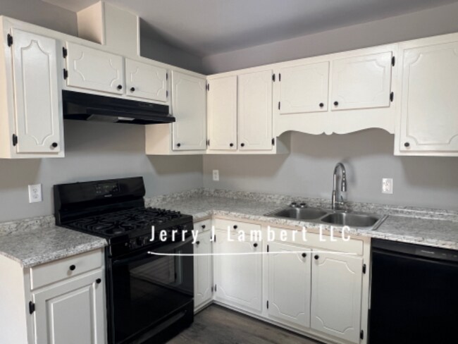 Building Photo - 5127 Hewitt Dr