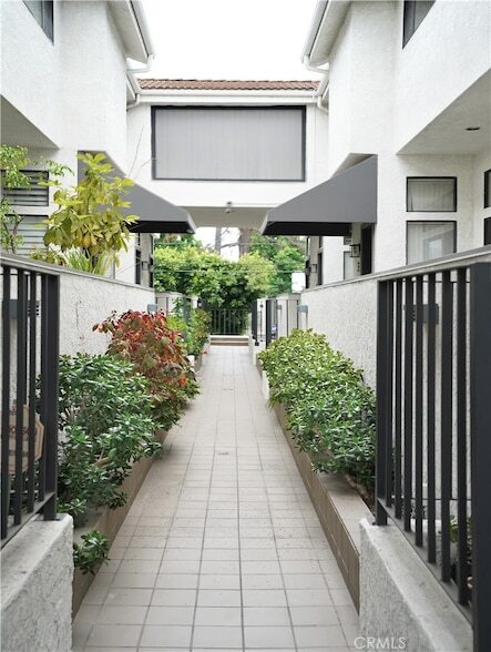 Foto del edificio - 14025 Riverside Dr