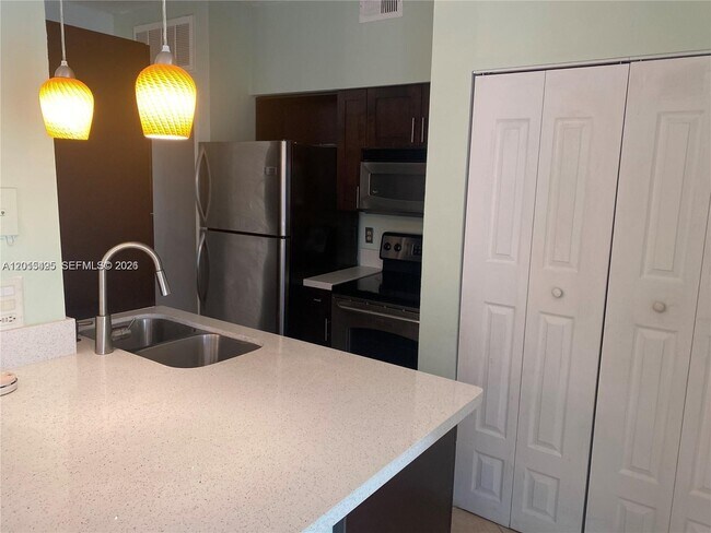 Foto del edificio - 18330 NW 68th Ave
