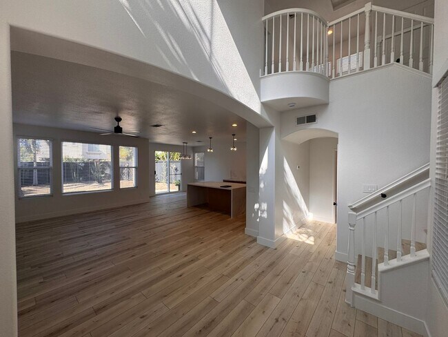 Foto del edificio - Charming Two-Story Home in Oceanside with ...
