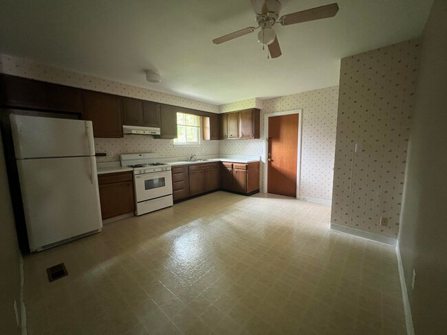 Building Photo - 2 Bedroom/1 Bathroom Duplex For Lease