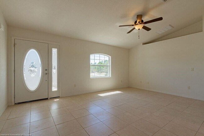 Foto del edificio - GREAT LOCATION! GREAT PRICE!  3 Bedroom, 2...
