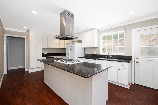 Foto del edificio - Spacious single family 3 bedroom home now ...