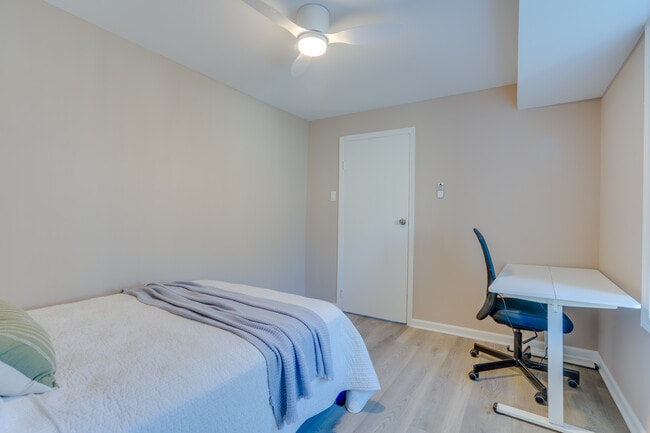 Foto del edificio - 8131 Pinelake Ct