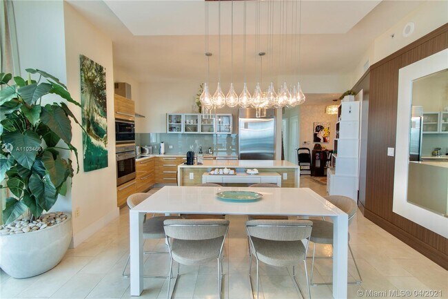 Building Photo - 2020 N Bayshore Dr