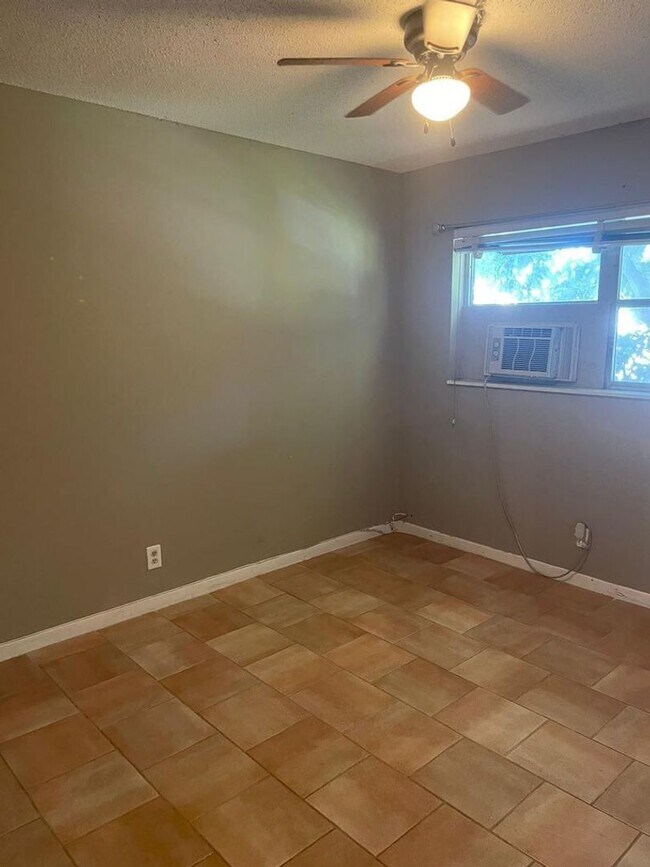 Foto del edificio - 702 N L St