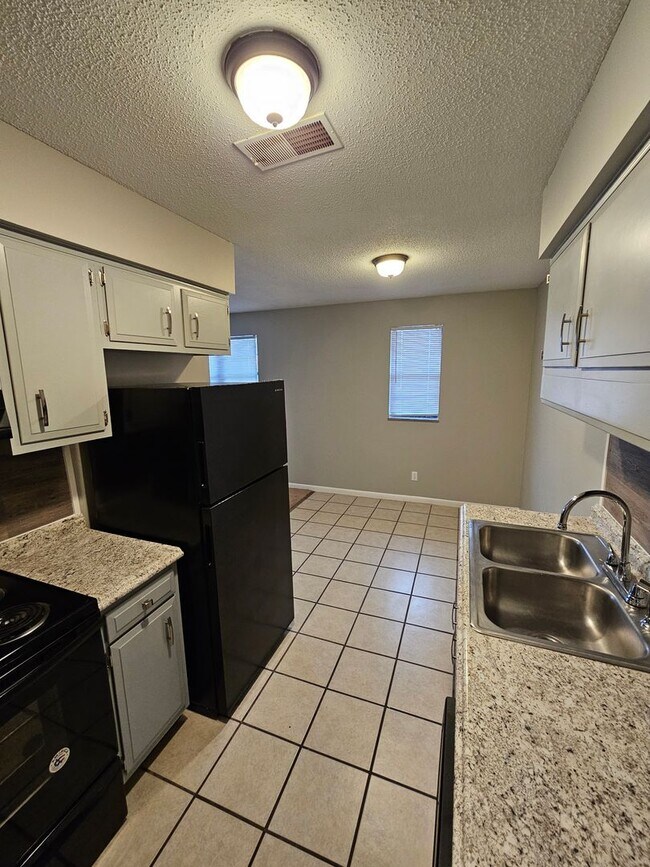 Building Photo - 1 Bedroom 1 Bath unit with a Lucky St. Patrick's Day Move in Special!
